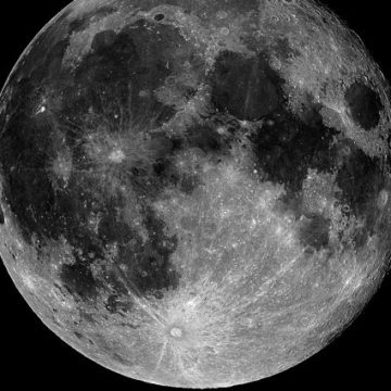 Астроном-любитель заснял над Луной загадочный объект: ученые в недоумении