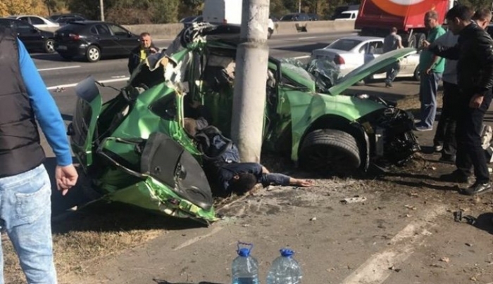 В Киеве о столб разбился автомобиль: погибли две женщины (фото 18+)