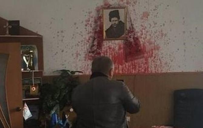 В Винницкой области мэра облили кровью из-за поставок сырья для моста через Керчь