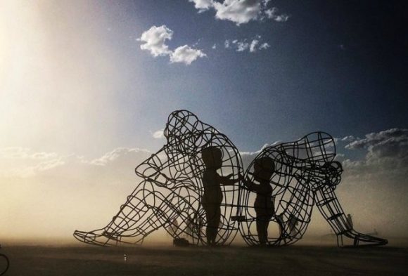 В Одессе установили скульптуру с фестиваля Burning Man в США