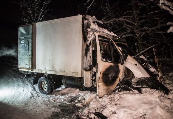 На киевском ВДНХ загорелось авто, сотрудники спасали склад вместо водителя