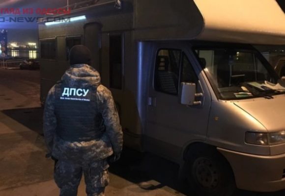 В Одесской области задержали авто с холодным оружием