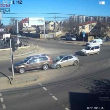 В Одессе внедорожник пострадал, пока пропускал пешехода (видео)